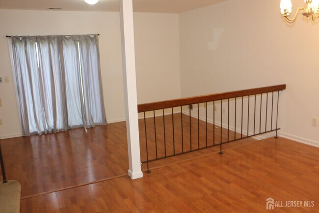 Foto del edificio - 405 Maplecrest Rd