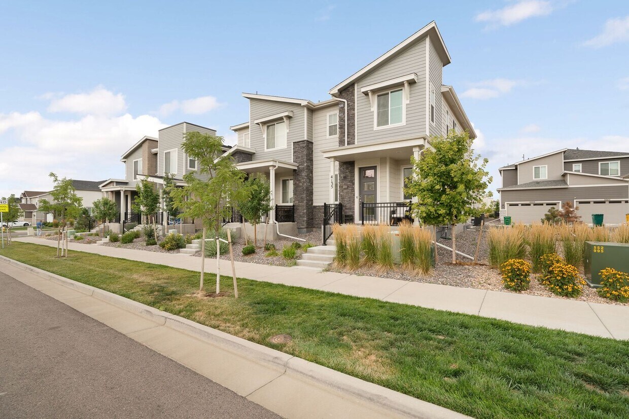 LUX 3BD, 2.5BA Aurora Highlands Townhome w... - LUX 3BD, 2.5BA Aurora Highlands Townhome w...