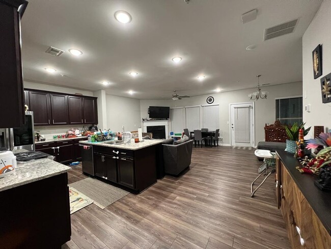 Foto del edificio - 1355 Elderwood Way