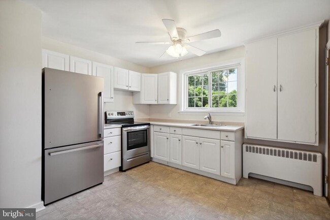 Building Photo - 10 Lloyd Ave