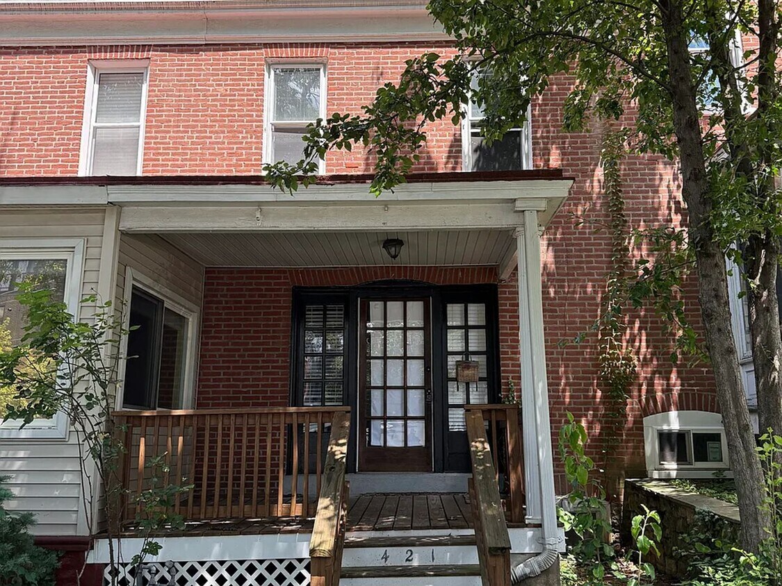 Foto del edificio - Charming 3-Bedroom Brick Row Home in Desir...