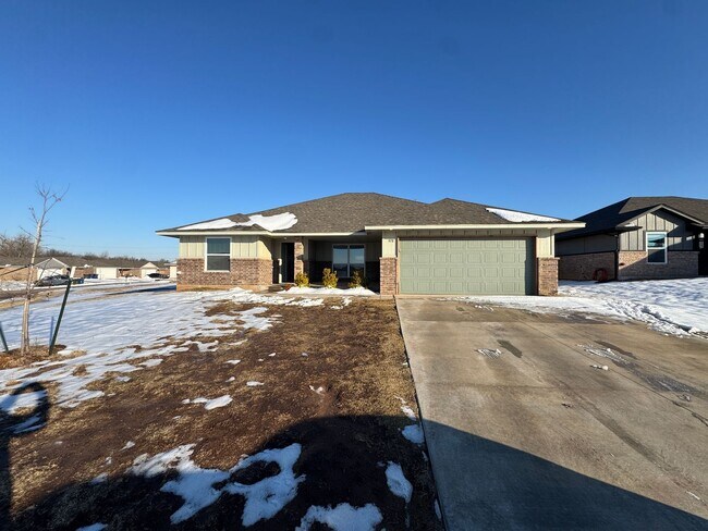 Building Photo - Four-Bed, Two-Bath Chickasha Home