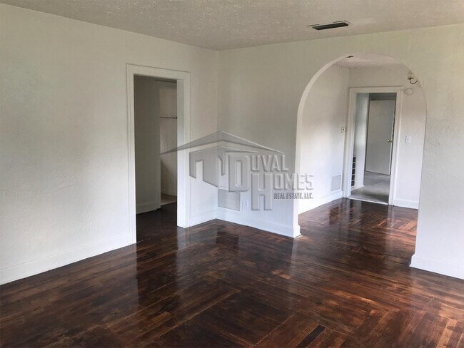 Building Photo - 1122 W 9th St