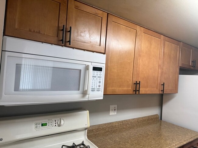 Building Photo - Bright & Spacious Condo in Sought-After Glenhardie Community