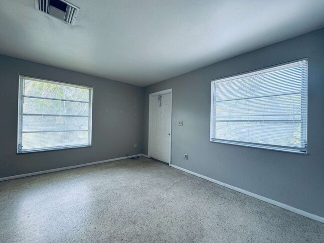 Building Photo - Charming 1BR Duplex: Cozy Living with Priv...