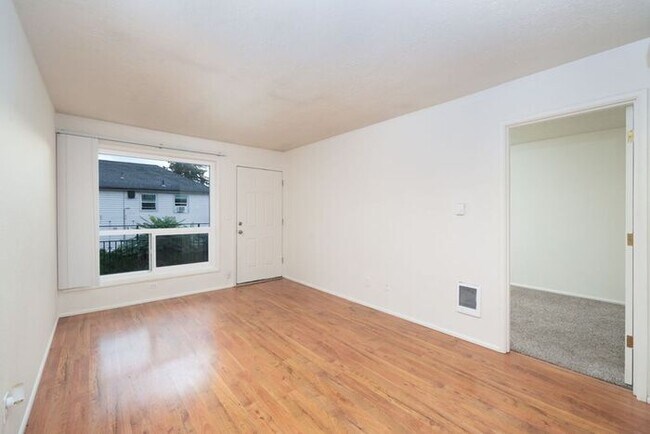 Foto del edificio - 1 bedroom available now!! Mid town!