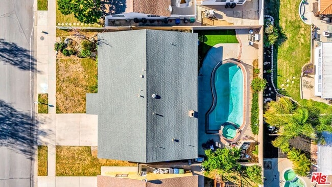 Building Photo - 2425 Dusan St