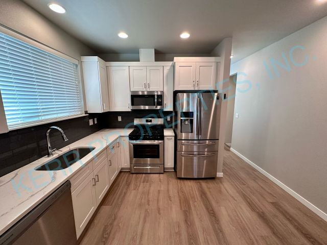 Foto del edificio - Charming 3-Bedroom Townhouse with 2.5 Baths and Spacious Living Area in Portland!