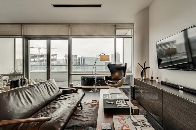 Foto del edificio - 2430 Victory Park Ln