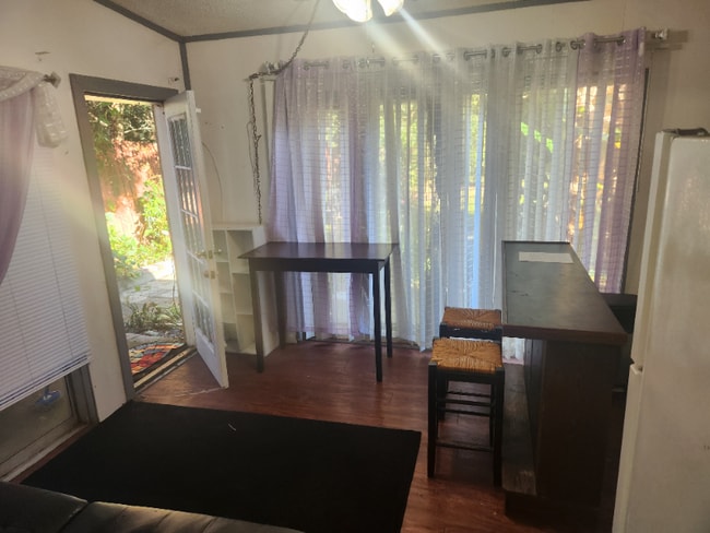 Foto del edificio - 6411 Randolph Ave