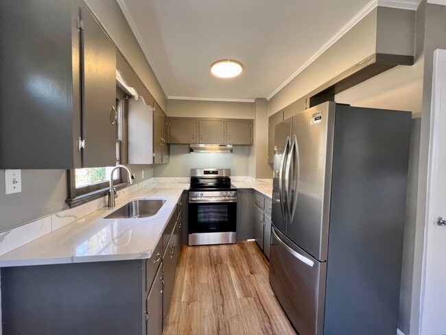 Building Photo - Walking distance to Merrimon Ave and the B...