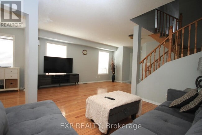 Building Photo - 1318 Mowat Ln