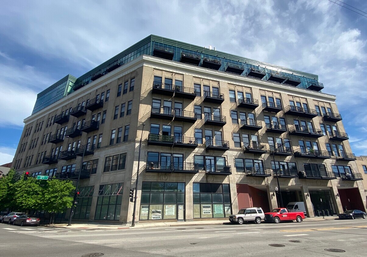 Foto principal - 1645 W Ogden Ave