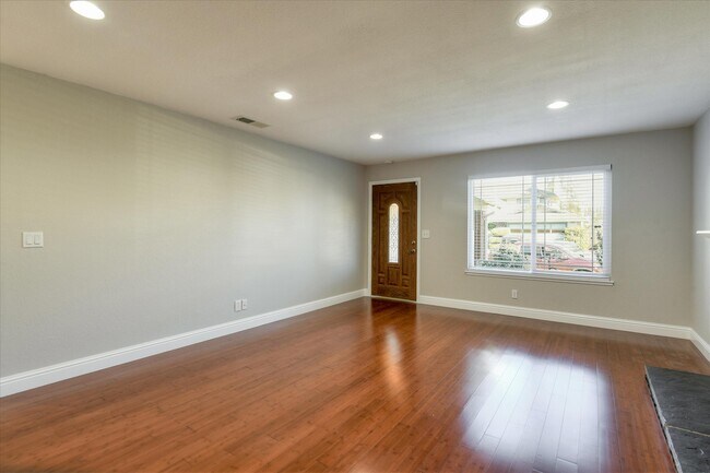 Building Photo - 1245 Moonbeam Way