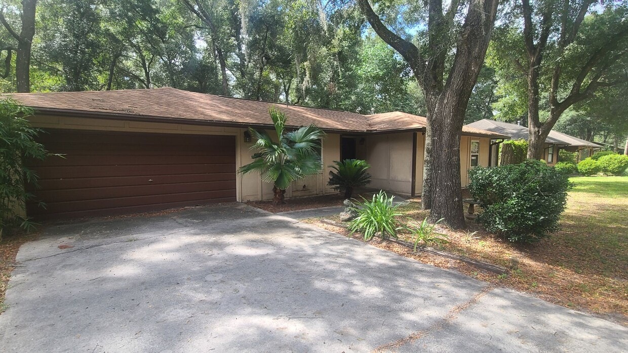 Primary Photo - Beautiful 4 bedroom home with large fenced...