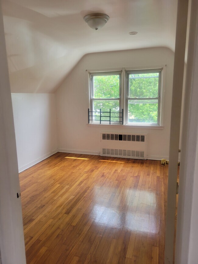 Rear bedroom - 12011 131st St
