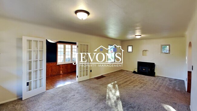 Building Photo - Move in by 11/1/25 and receive a $1,100 re...