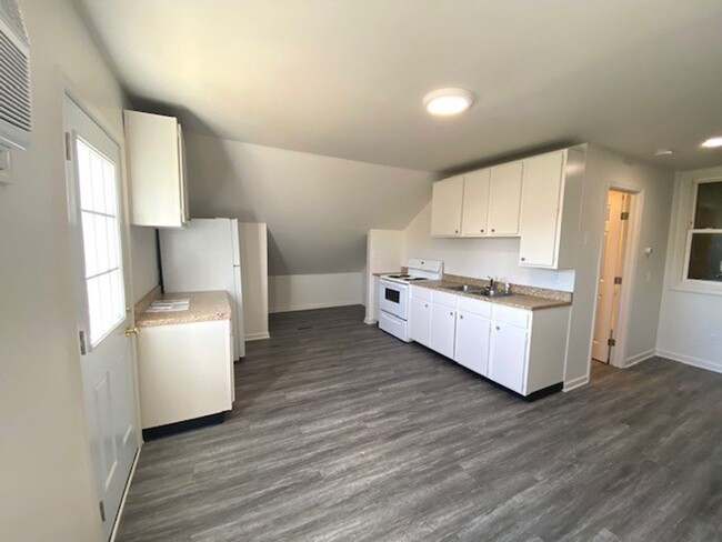 Building Photo - 1 Bedroom Apartment with HUGE Attached Garage
