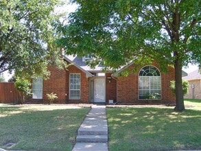Building Photo - 802 Red Oak Dr