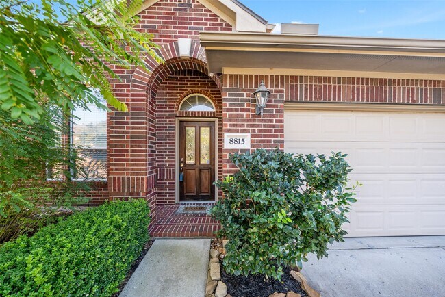 Foto del edificio - 8815 Rollick Dr