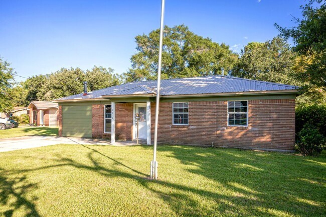 Foto del edificio - 3 Bed 1 Bath Home In Pascagoula - New Appl...