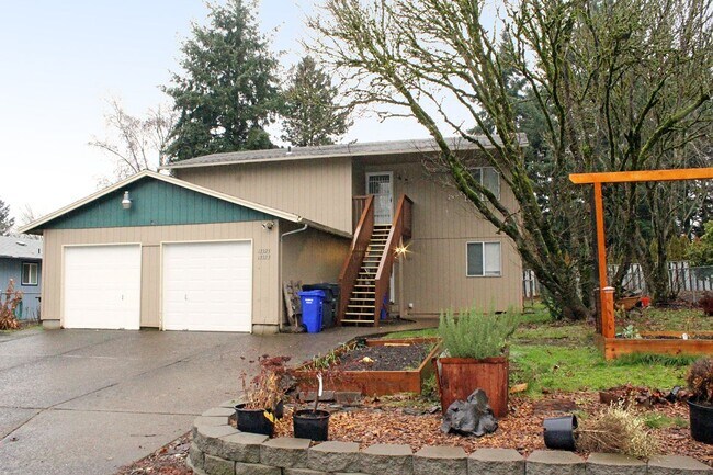 Building Photo - 13323-13325 Clairmont Way