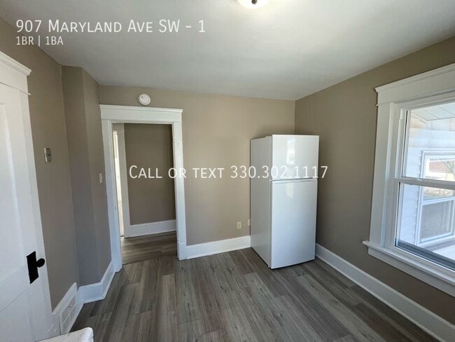 Building Photo - One bedroom one bathroom second level apar...