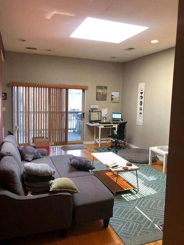 Living Room - 4143 N Sheridan Rd