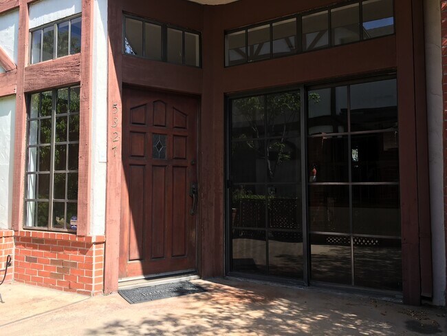 Foto del edificio - 5327 Wilkinson Ave
