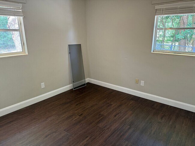 Building Photo - Intown Duplex