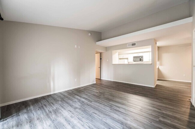 Building Photo - 1 bedroom Condo unit that is the perfect p...