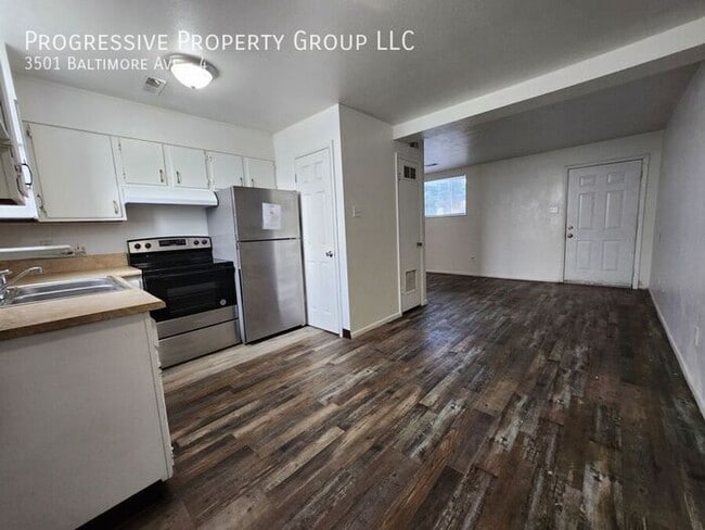Building Photo - Recently Remodeled 2-Bedroom Apartment – W...