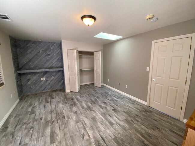 Foto del edificio - 1-Bedroom Unit with Parking & Appliances –...
