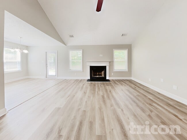 Building Photo - 215 Comet Ct