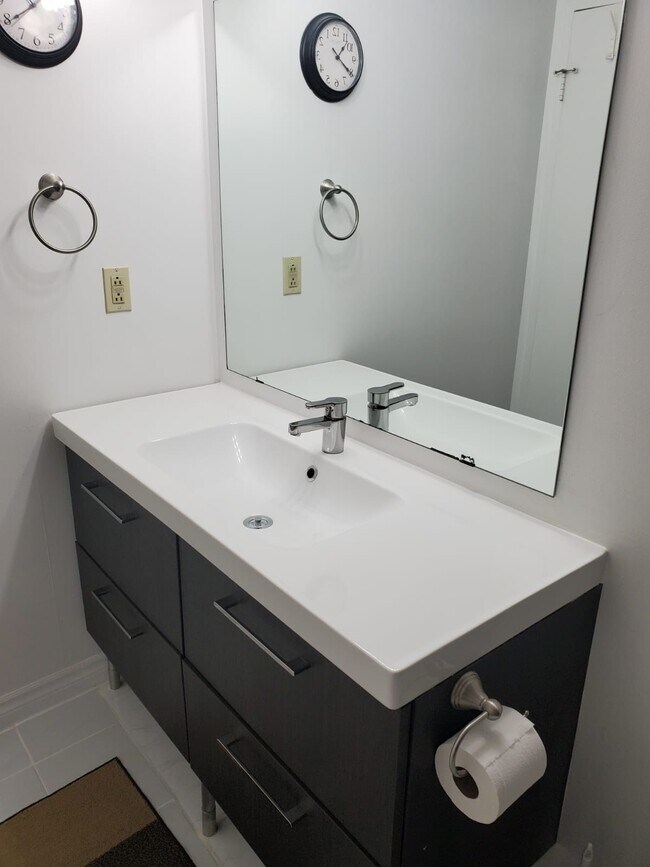 Photo du bâtiment - 2 BED - 2 BATH - MISSISSAUGA - CONDO