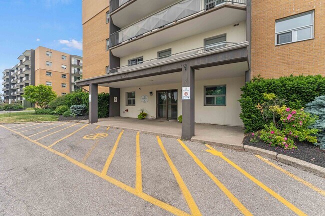 Photo du bâtiment - Lynden Gate Estates Apartments