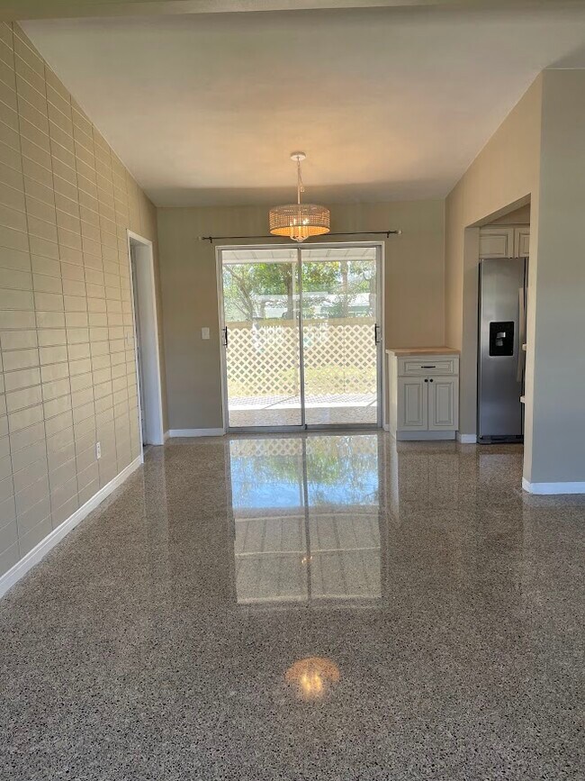 Building Photo - 611 Orangewood Dr