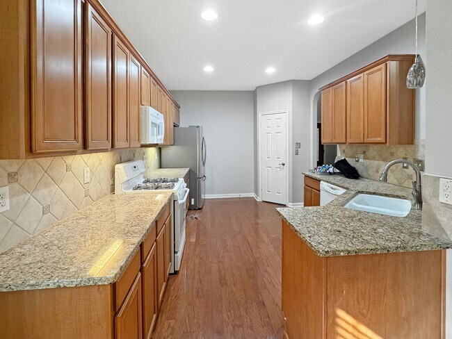 Building Photo - Spacious 4 BR/2.5 bath + office in Canyon Springs!