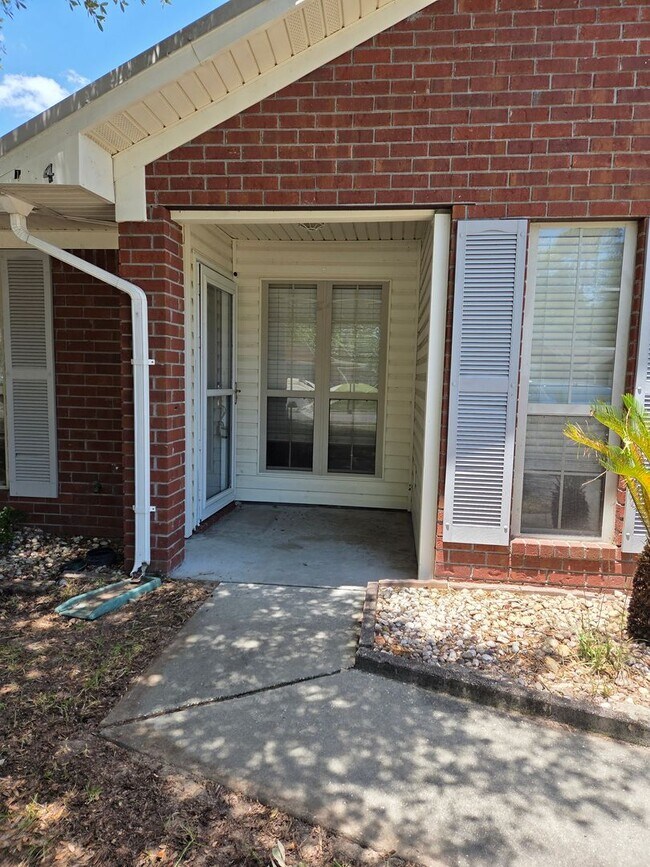 Foto del edificio - 3 Bedroom 2 bath fenced back yard in a quiet neighborhood!!