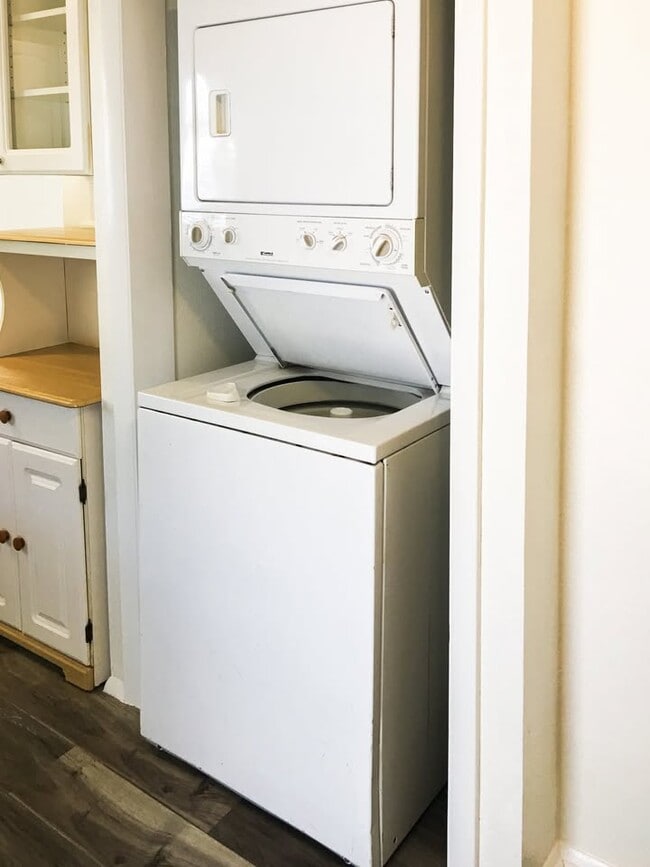 Building Photo - 5-915 24th Ave N