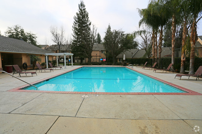 Piscina - Pineview Apartments