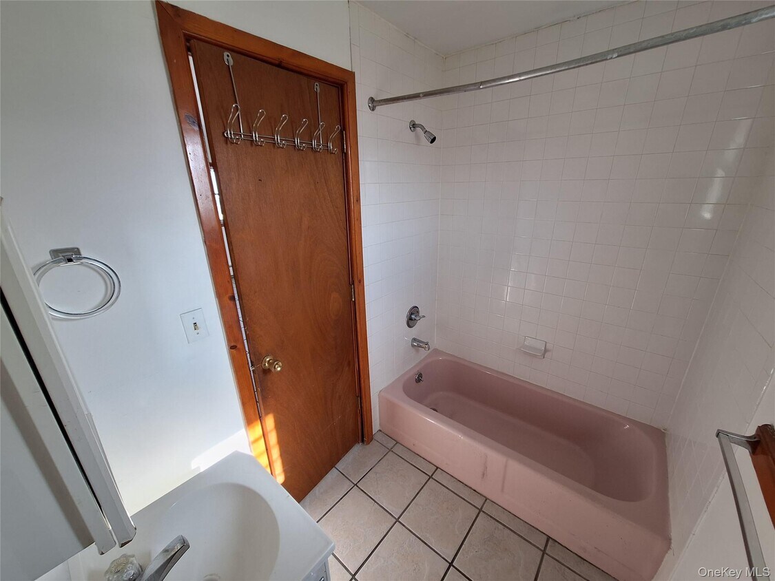 Foto principal - 2071 Ulster Ave
