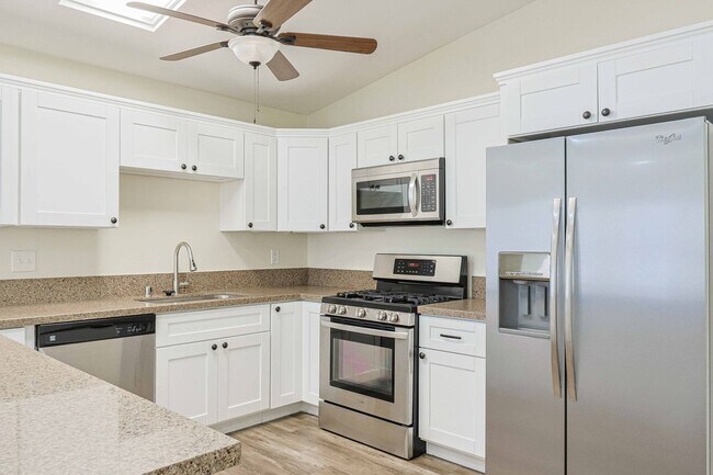 Building Photo - 2 Bedroom + Bonus Room in Escondido