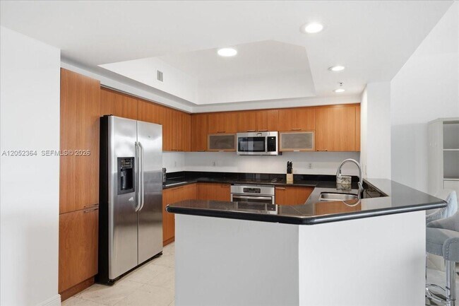 Foto del edificio - 14951 Royal Oaks Ln