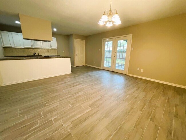Building Photo - 614 Jeff Davis Dr