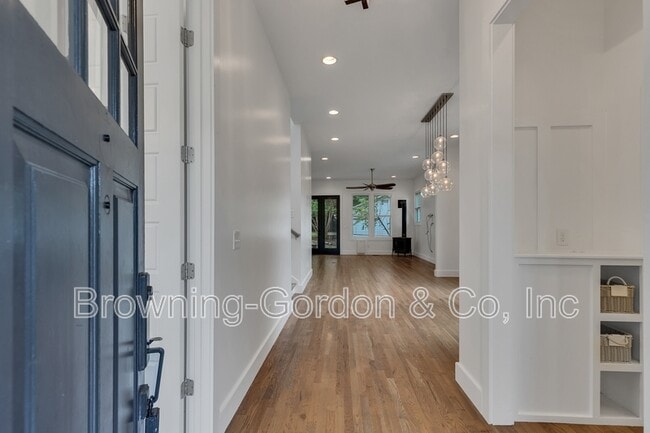 Building Photo - 1137B Kirkland Ave