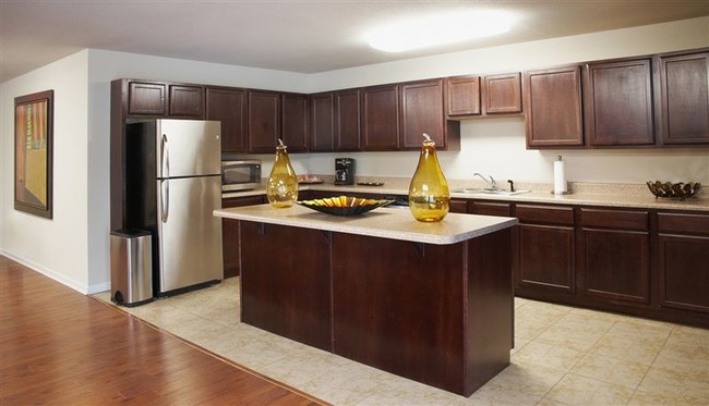 Building Photo - 2601 Pershing Cir
