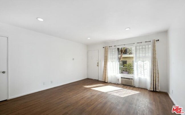Building Photo - 633 Hayworth Ave
