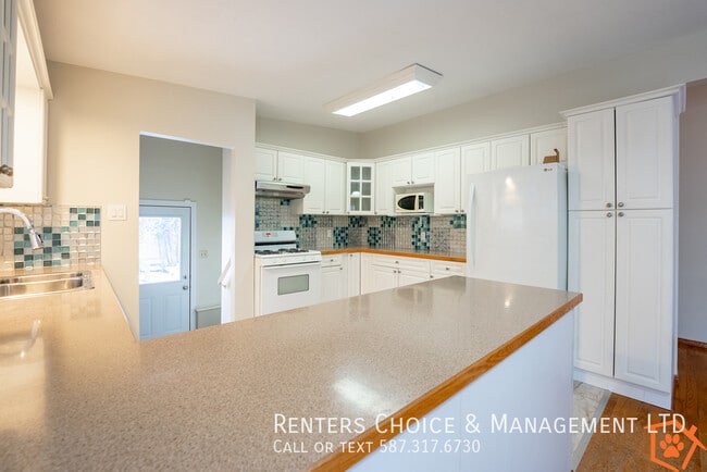 Building Photo - 2 Bedroom Pet Friendly House With Yard, AC and Assigned Parking