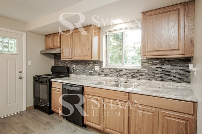 Building Photo - Charming 3BR 2.5BA home